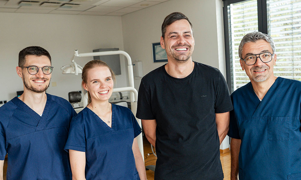 Zahnarztteam in der Praxis Karlstadt am Main, freundliche Mitarbeiter im Behandlungsraum