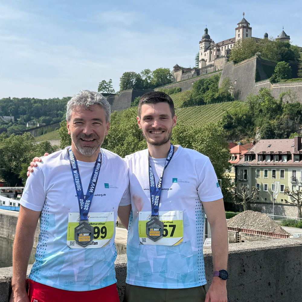 Niklas Scherg beim Lauf mit Startnummer 57, gemeinsam mit Teamkollege und Startnummer 99 vor der Festung Marienberg