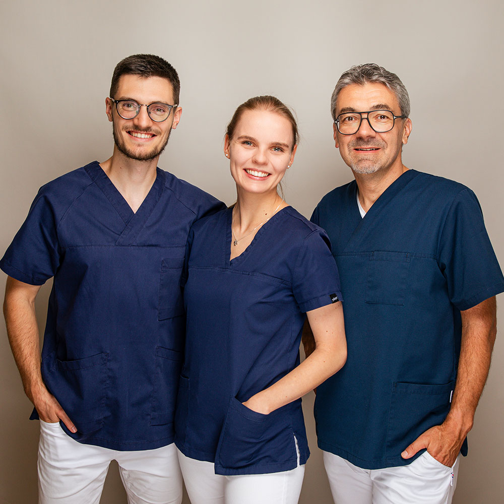 Zahnarzt-Team der Familie Scherg in Karlstadt am Main, lächelnde Praxismitarbeiter in OP-Kleidung